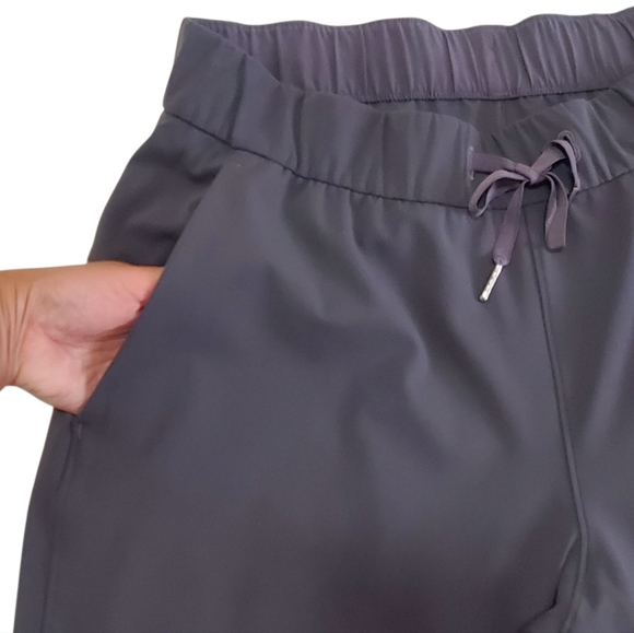 Lululemon On The Fly Pant 28” Melanite Athleisure Athletic - Picture 10 of 15